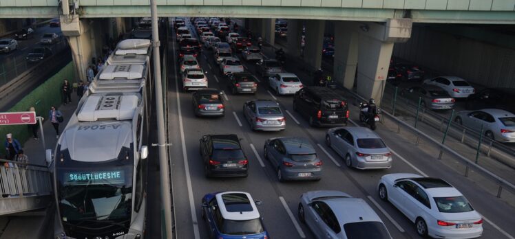 İstanbul'da sabah saatlerinde trafik yoğunluğu yaşanıyor