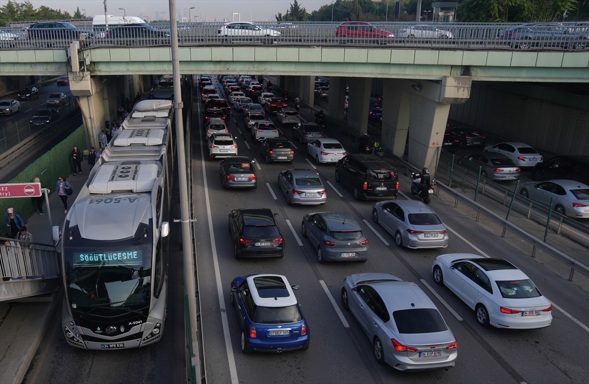 İstanbul'da sabah saatlerinde trafik yoğunluğu yaşanıyor