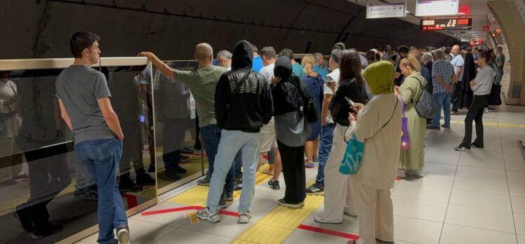 – İstanbul'da Samandıra-Üsküdar seferini yapan metro arızalandı