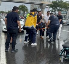 İstanbul'da yağışlı havada kaza yapan motosiklet sürücüsü yaralandı