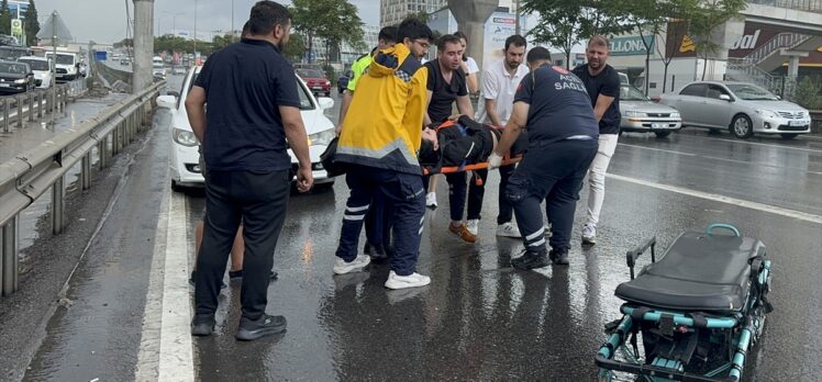 İstanbul'da yağışlı havada kaza yapan motosiklet sürücüsü yaralandı