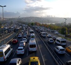 İstanbul'da yeni eğitim öğretim yılının ilk gününde trafik yoğunluğu oluştu