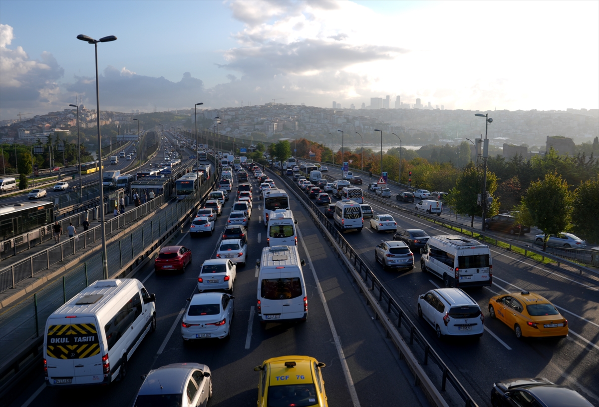 İstanbul'da yeni eğitim öğretim yılının ilk gününde trafik yoğunluğu oluştu