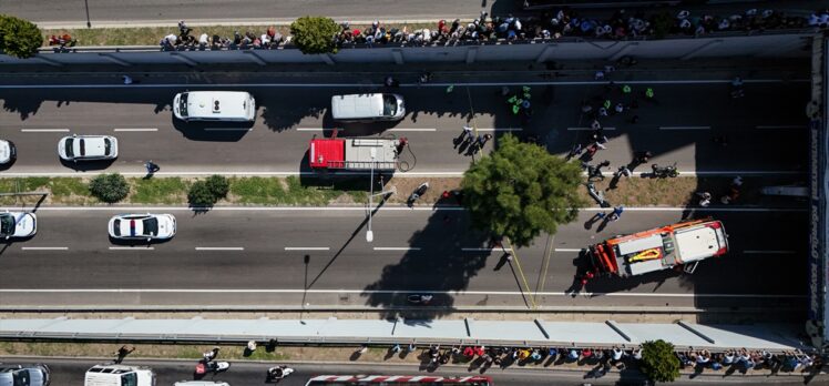 İzmir'de alt geçide düşen otomobildeki 3 kişi öldü