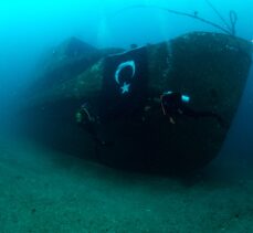 İzmir'de dalgıçlar 9 Eylül'ü su altında Türk bayrağı açarak kutladı