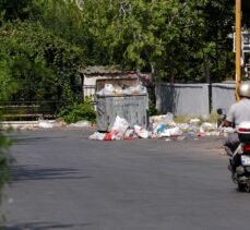 İzmir'in Çiğli ilçesinde toplanmayan çöpler kötü koku ve kirlilik oluşturdu