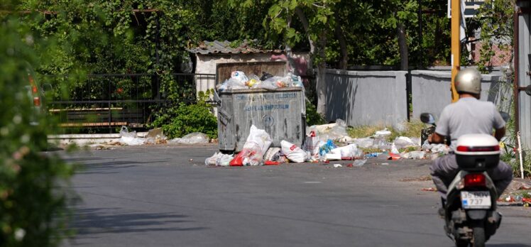 İzmir'in Çiğli ilçesinde toplanmayan çöpler kötü koku ve kirlilik oluşturdu