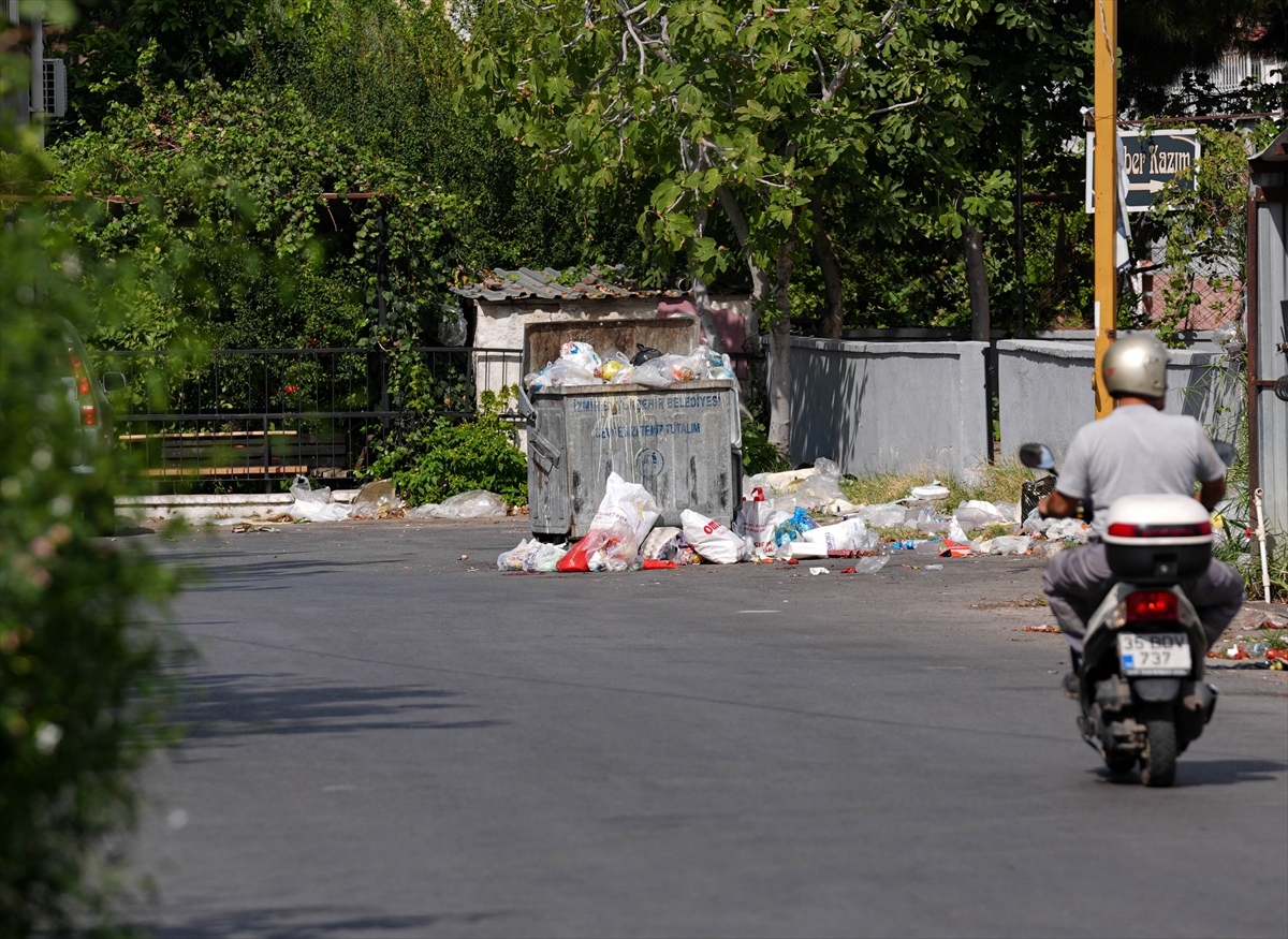 İzmir'in Çiğli ilçesinde toplanmayan çöpler kötü koku ve kirlilik oluşturdu