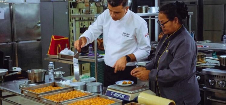 Karabük Üniversitesi akademisyenleri Tayland'daki üniversitede baklavayı tanıttı