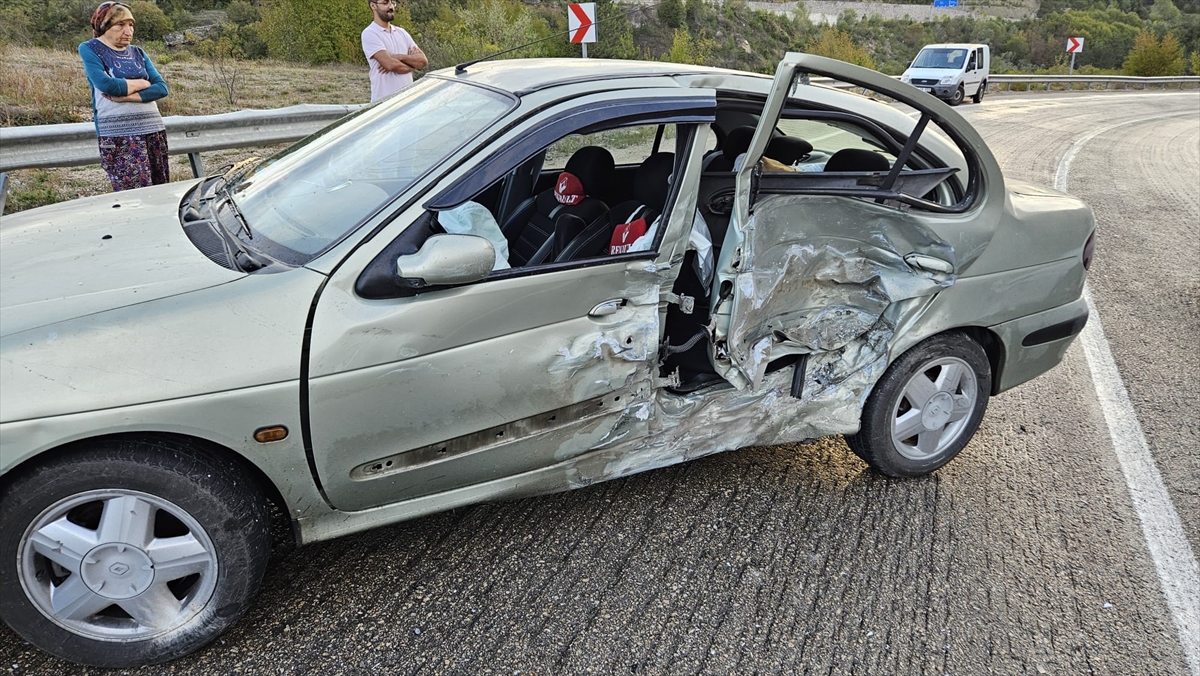 Karabük'te 2 otomobilin çarpıştığı kazada 7 kişi yaralandı