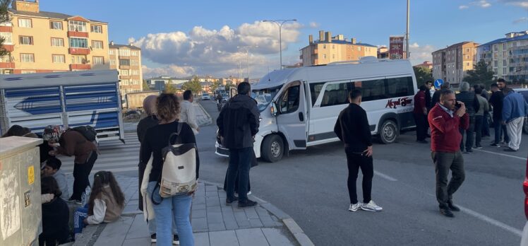 Kars'ta öğrenci servisi ile otomobilin çarpıştığı kazada 6 kişi yaralandı