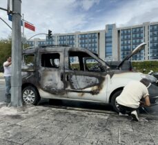 Kartal'da park halindeki hafif ticari araç yandı