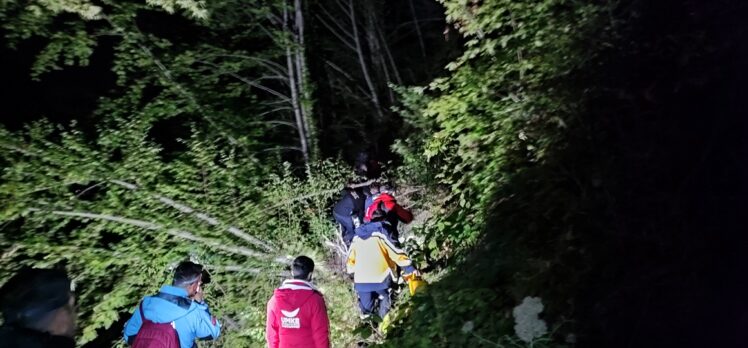 Kastamonu'da kayalıklarda mahsur kalan 2 madenci helikopterle kurtarıldı