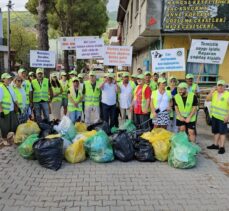 Kazdağları eteklerindeki kırsal mahallenin sakinleri el birliğiyle temizlik yaptı