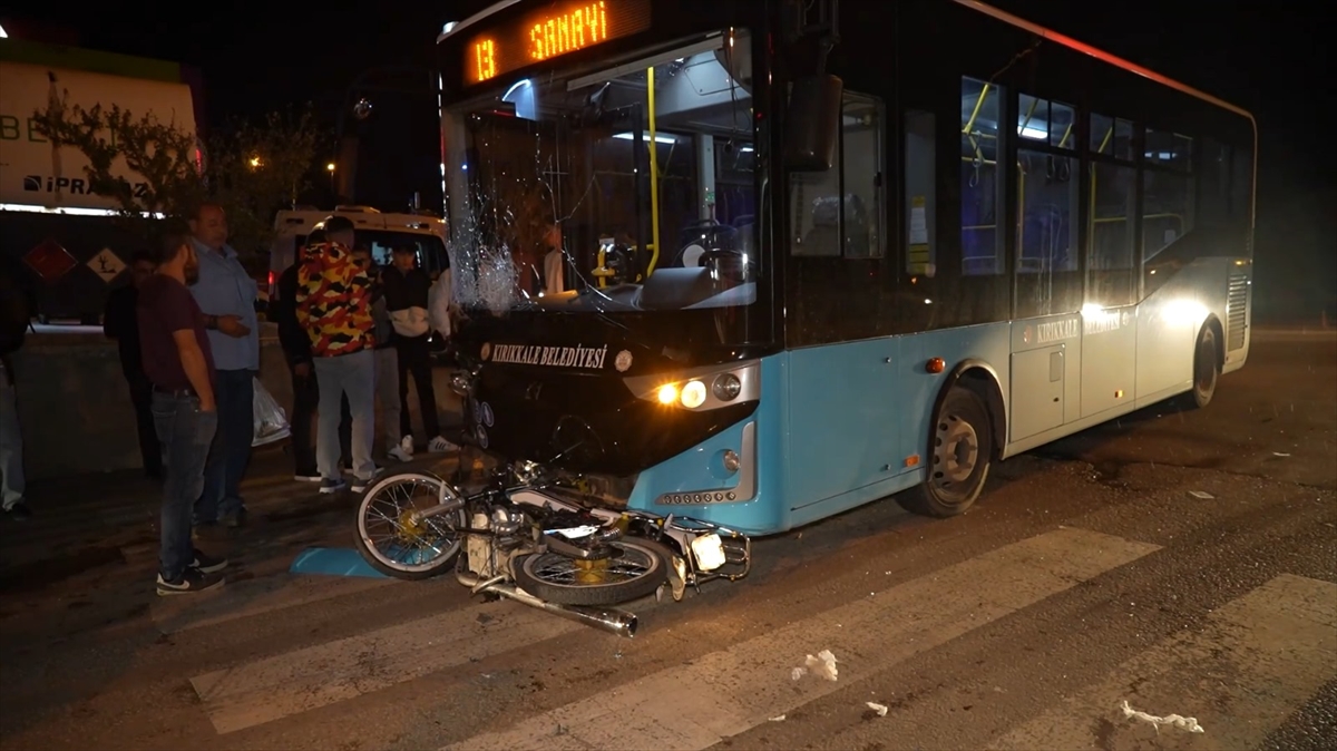 Kırıkkale'de halk otobüsüyle çarpışan motosikletteki 1 kişi öldü, 1 kişi yaralandı