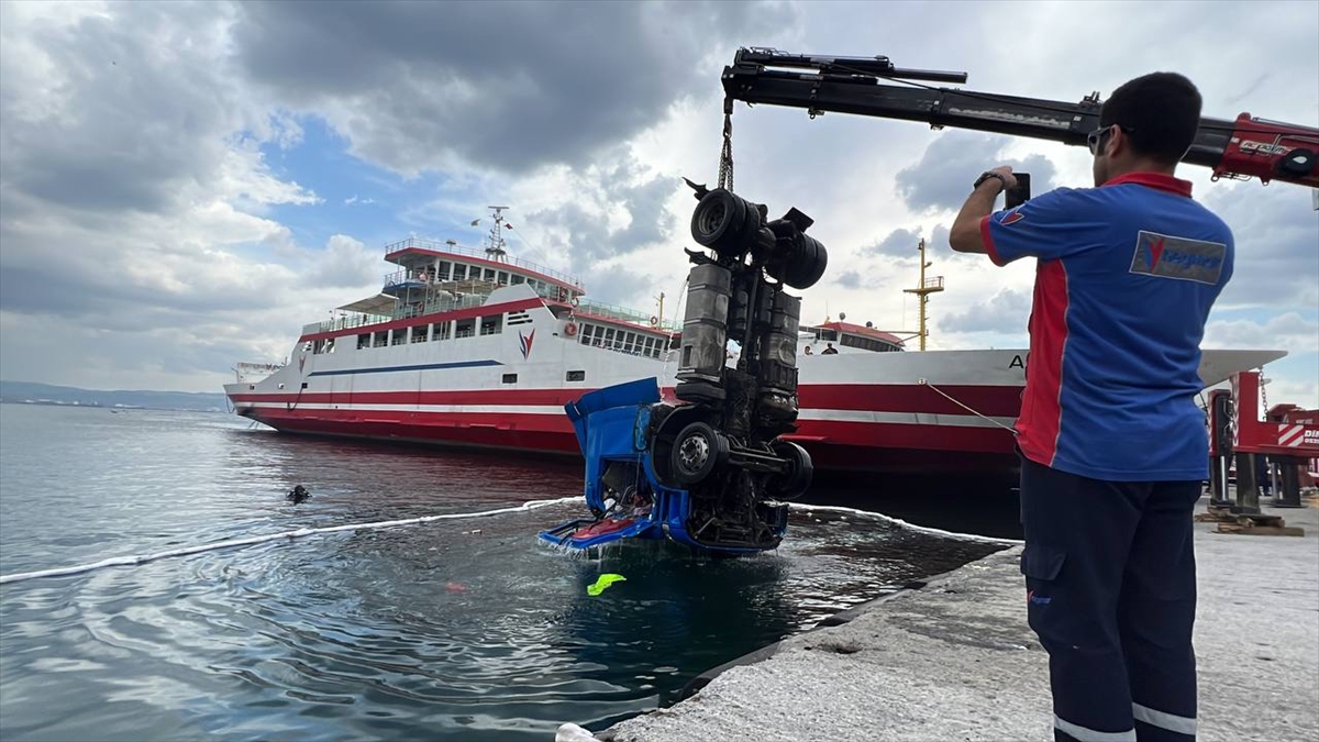 Kocaeli'de freni boşalan tırın denize düşmesi güvenlik kamerasında