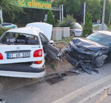 Kocaeli'de iki otomobilin çarpıştığı kazada 3 kişi yaralandı