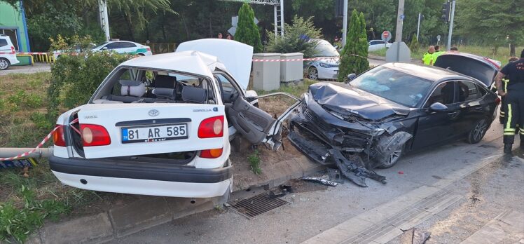 Kocaeli'de iki otomobilin çarpıştığı kazada 3 kişi yaralandı