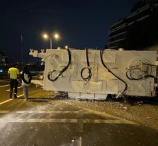 Kocaeli'de kontrolden çıkan tırdan yola düşen elektrik trafosu ulaşımı aksattı