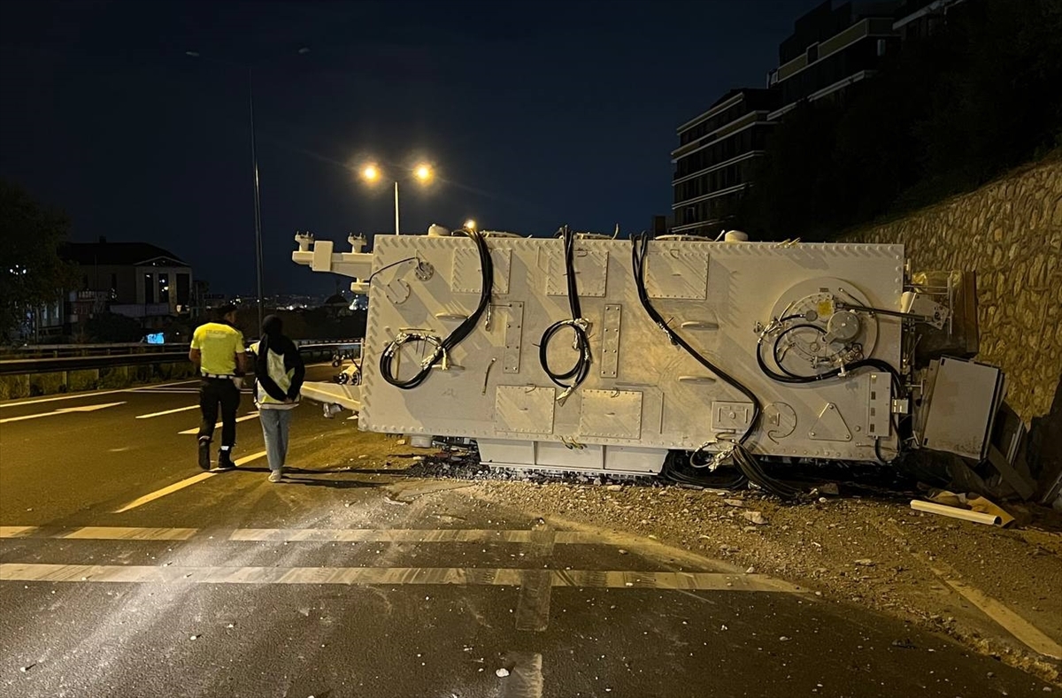 Kocaeli'de kontrolden çıkan tırdan yola düşen elektrik trafosu ulaşımı aksattı