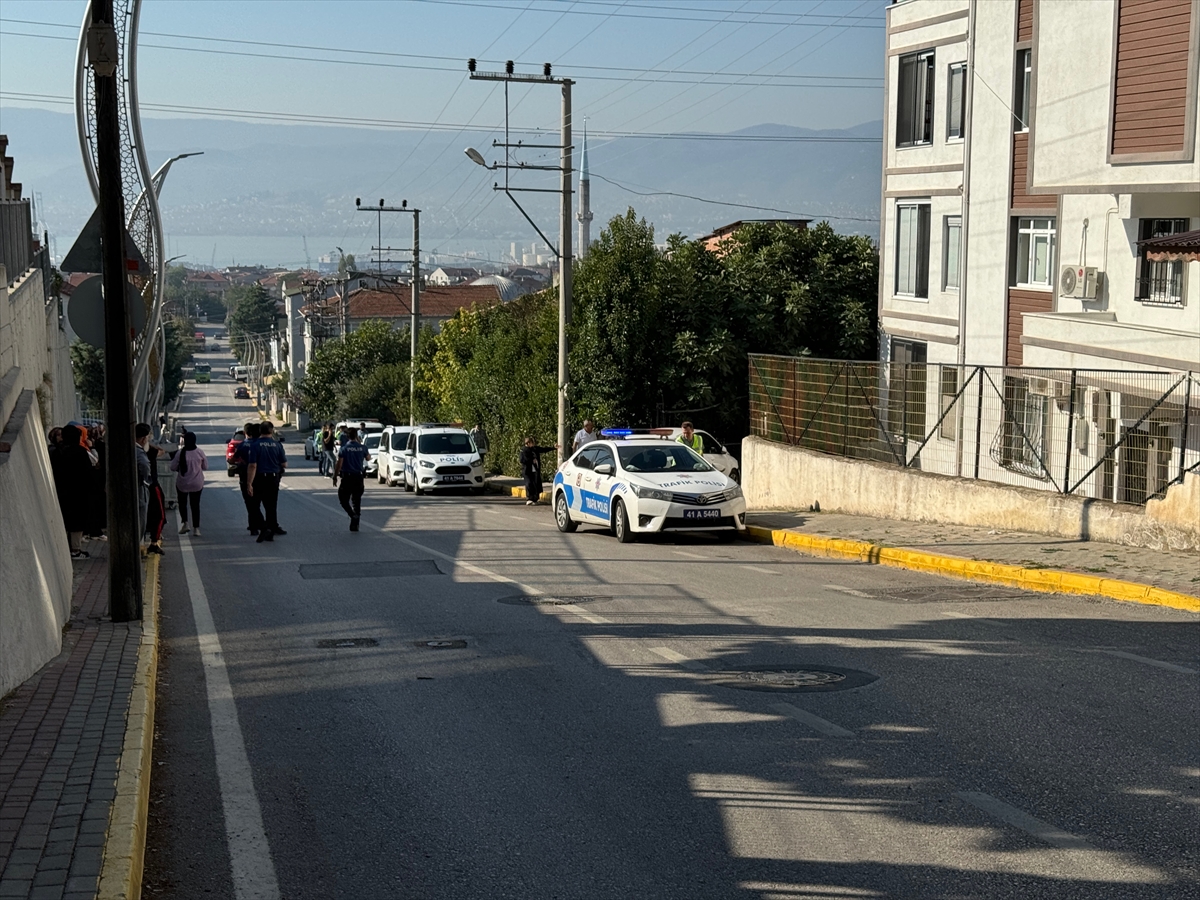 Kocaeli'de otomobilin çarptığı bahçe kapısı üzerine devrilen anneanne ve 2 torunu yaralandı