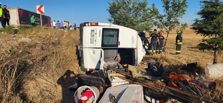 Konya'da minibüs ile traktörün çarpıştığı kazada 2 kişi öldü, 9 kişi yaralandı