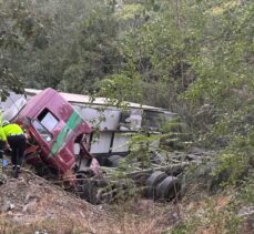 Konya'da şarampole devrilen kamyonun sürücüsü öldü