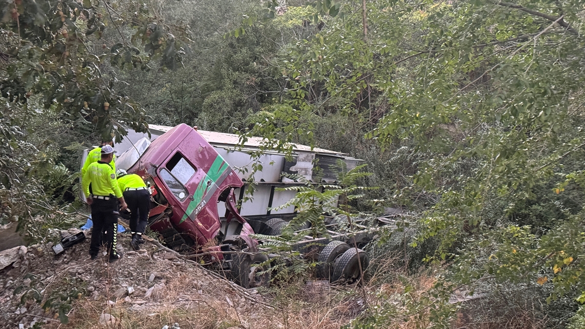 Konya'da şarampole devrilen kamyonun sürücüsü öldü