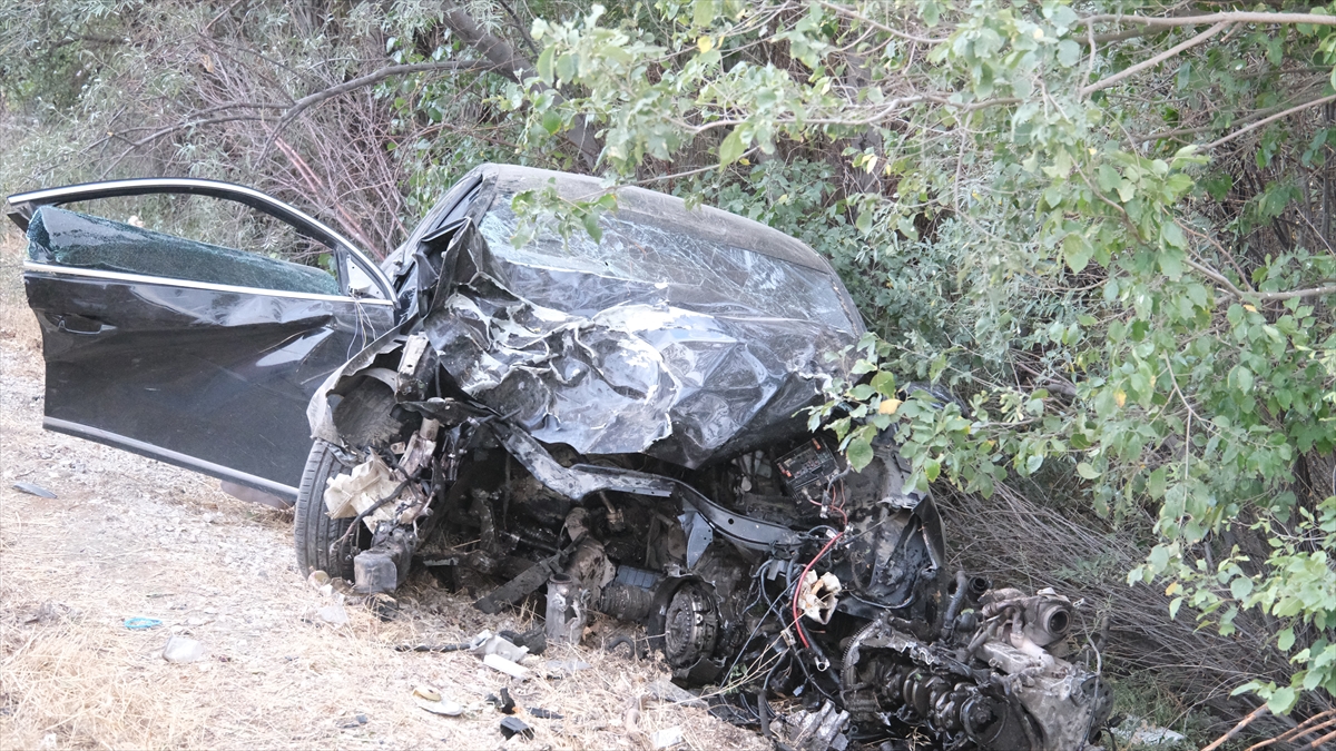 Konya'da şarampole devrilen otomobildeki 1 kişi öldü, 1 kişi yaralandı