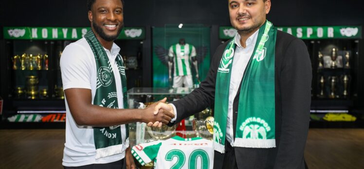 Konyaspor, Riechedly Bazoer ile anlaştı