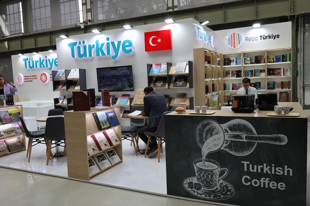 Macaristan'da AA'nın yayınlarının da sergilendiği kitap fuarı açıldı