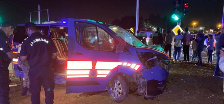 Malatya'da askeri araçla otomobilin çarpıştığı kazada 5'i jandarma 8 kişi yaralandı