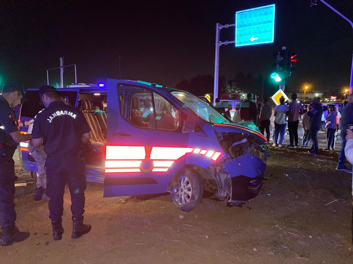 Malatya'da askeri araçla otomobilin çarpıştığı kazada 5'i jandarma 8 kişi yaralandı