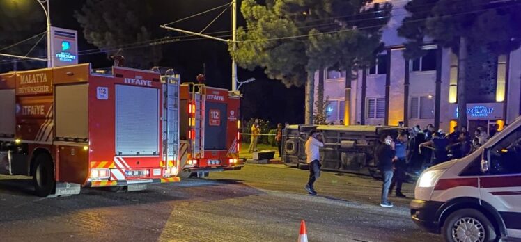 Malatya'da işçi servisiyle otomobil çarpıştı, 1 ölü, 14 yaralı