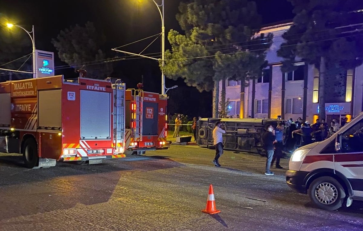 Malatya'da işçi servisiyle otomobil çarpıştı, 1 ölü, 14 yaralı