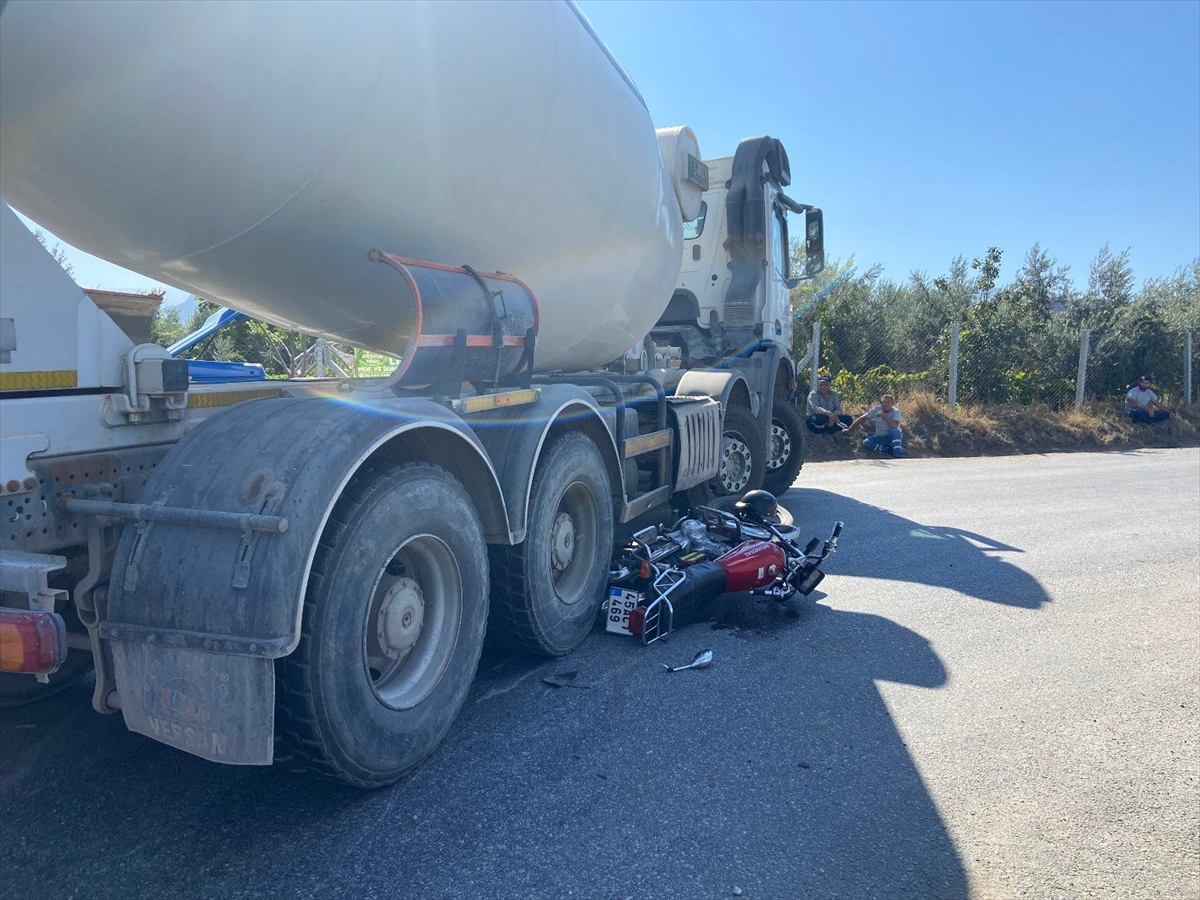 Manisa'da beton mikseri ile çarpışan motosikletin sürücüsü öldü