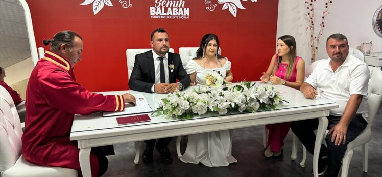 Manisa'da vinç operatörü damat, gelini görev yaptığı vinçle nikaha götürdü