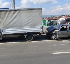 Mersin'de park halindeki 3 araca çarpan otomobildeki 2 kişi yaralandı