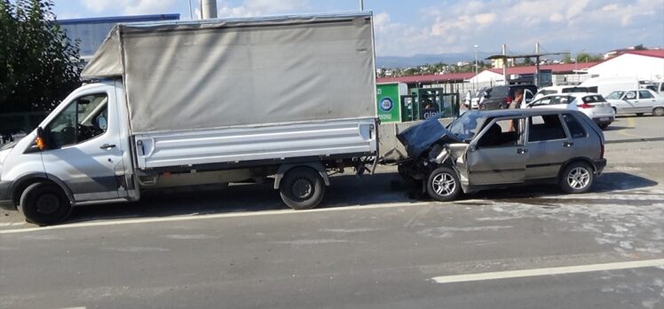 Mersin'de park halindeki 3 araca çarpan otomobildeki 2 kişi yaralandı