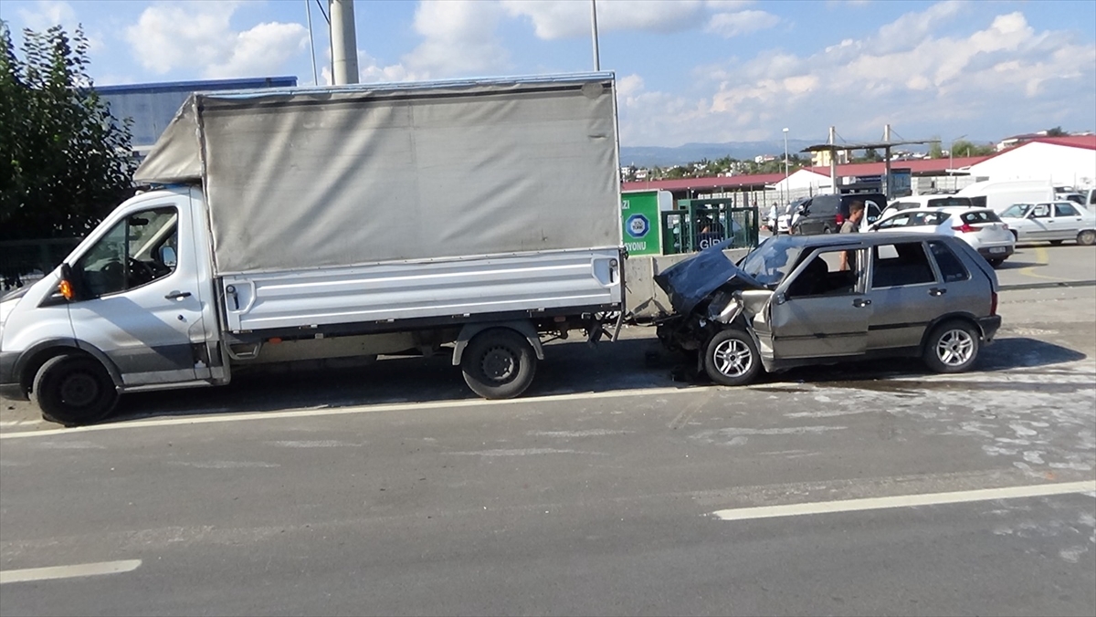 Mersin'de park halindeki 3 araca çarpan otomobildeki 2 kişi yaralandı