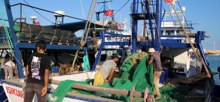 Mersin'de su ürünleri av sezonunun açılışı dolayısıyla tören düzenlendi