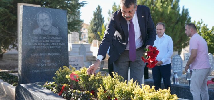 Milli Eğitim Bakanı Tekin, Kırşehir'de Neşet Ertaş'ın kabrini ziyaret etti