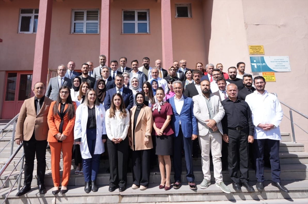 Milli Eğitim Bakanı Yusuf Tekin, Erzurum'da öğretmen ve öğrencilerle buluştu