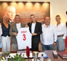 Milli voleybolcu Cansu Özbay'dan Güzelbahçe Belediye Başkanı Günay'a ziyaret