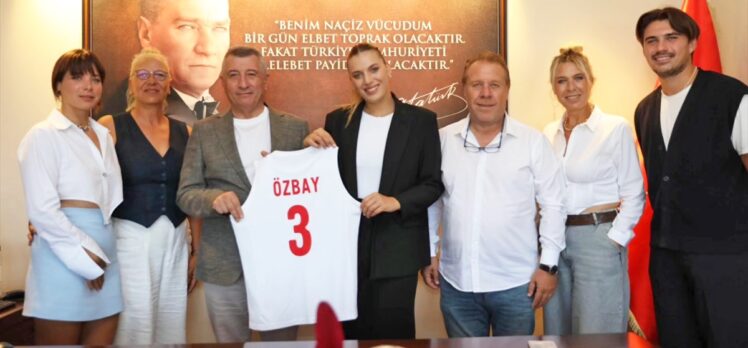 Milli voleybolcu Cansu Özbay'dan Güzelbahçe Belediye Başkanı Günay'a ziyaret