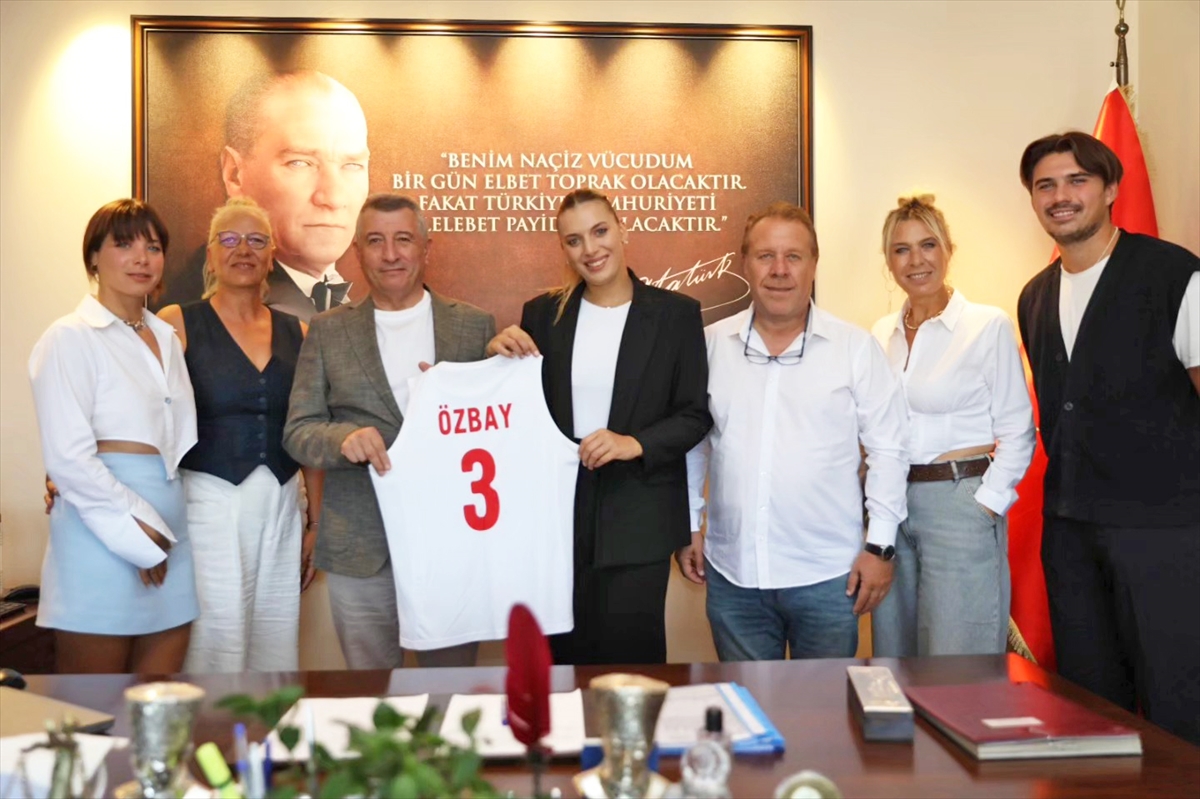 Milli voleybolcu Cansu Özbay'dan Güzelbahçe Belediye Başkanı Günay'a ziyaret