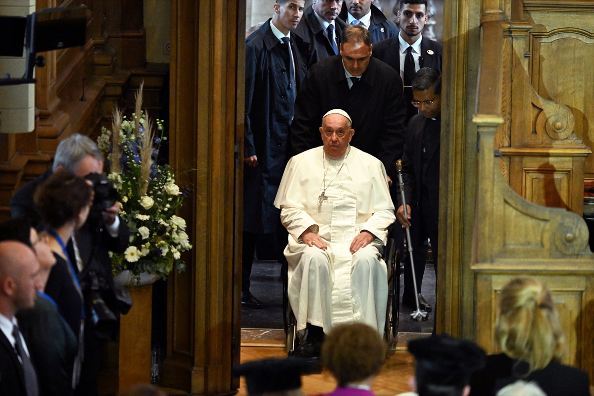 Papa Franciscus, Belçika'da Kilise'nin karıştığı skandallardan utanması gerektiğini söyledi