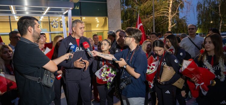 Paris'te altın madalya kazanan Golbol Kadın Milli Takımı, Ankara'da çiçeklerle karşılandı