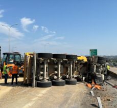 Pendik'te devrilen kamyonun sürücüsü yaralandı