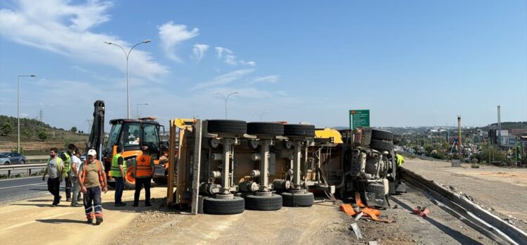 Pendik'te devrilen kamyonun sürücüsü yaralandı